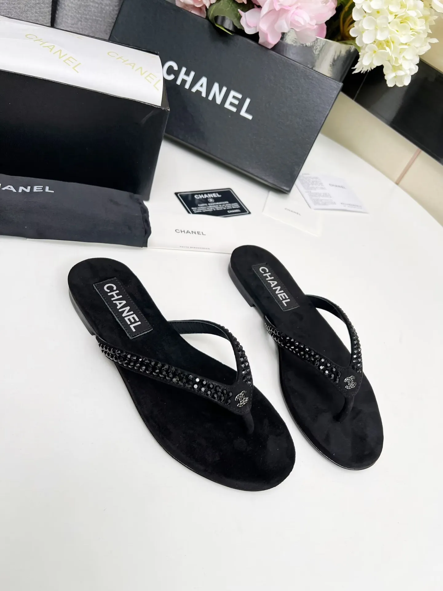 💕💕Factory direct selling price p440💕💕 Chanel new spring and summer genuine leather outsole flip-flops✅ I was really moved by this shoe when I first saw it💓 I liked it at first sight [surprised], 😊 and it has Chanel’s classic element diamond logo💎 Fabric: double-sided velvet Lining: cow lining Color: black Size: 35-41 (41 can be customized and non-returnable) Outsole: Made of genuine leather outsole Packaging: with card and cloth bag